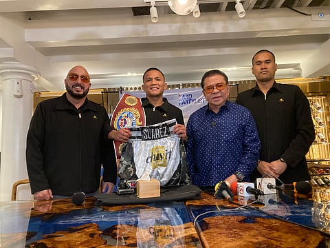 World-rated super-featherweight Charly Suarez gets the full support of his chief backer Chavit Singson as he eyes a world title shot in Manila in December. Joining them are Singson’s assistant Ricky Navalta and trainer Delfin Boholst.