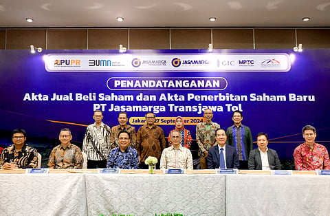 (Seated, from left) KKJM Cooperative chairman Bayu Nurbaya, JTT president director Rudi Kurniadi, Jasa Marga president director Subakti Syukur, MUN president director Danni Hasan, MPTIS president commissioner Rogelio L. Singson and MPTIS director Francis D. Rojas. (Back, from left) Nusantara president director Ramdani Basri, Deputy Attorney General for Civil and State Administrative Affairs head of legal opinion Sub-Directorate Mustagprin, president Commissioner of Jasamarga M. Zainal Fatah, deputy head of BPKP: state auditor Sector Sally Salamah, deputy for legal affairs and legislation of the Ministry of SOEs Robertus Billitea, and Nusantara director Benny Santoso.