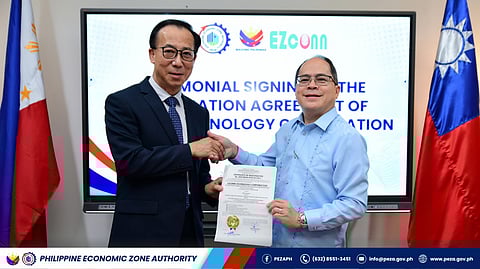 President Wen-Chan Yeh (left) of EZconn Technology Corporation and PEZA director general Tereso Panga show the Certificate of Registration sealed last 26 September.