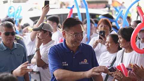 Muntinlupa Mayor Rufino Biazon greets his supporters on Friday as his party One Muntinlupa files Certificates of Candidacy at a Commission on Elections satellite office.
