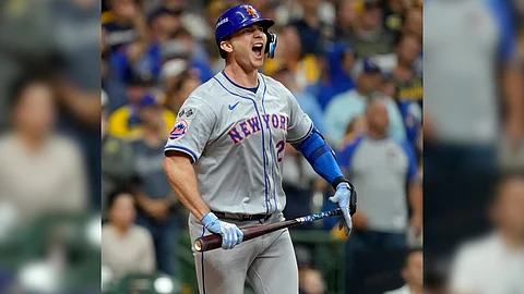 Pete Alonso hammers a three-run home run to lift the New York Mets to a 4-2 win over the Milwaukee Brewers to advance to the playoffs of Major League Baseball.