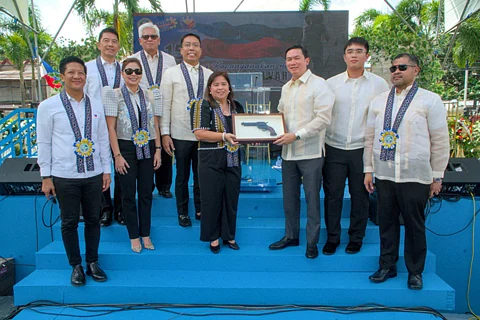 The Okada Foundation, Inc. President James Lorenzana leads the symbolic turnover of a replica of General Miguel Malvar’s revolver at the Museo ni Miguel Malvar during the revolutionary hero’s 159th birth anniversary commemoration. The revolver, which will be exhibited, is a part of the foundation’s P3-million donation to the museum.
