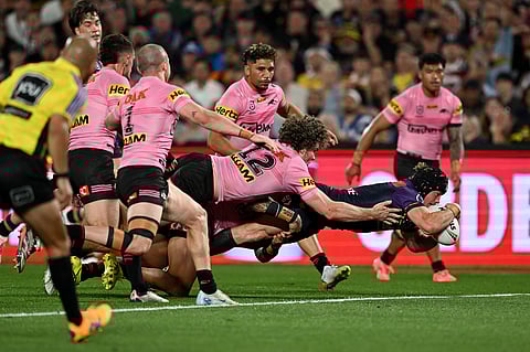 UMISKOR si Harry Grant (kanan) ng Melbourne Storm nang hindi siya mapigilan ng Penrith Panthers sa National Rugby League Grand Final na laban sa Accor Stadium, Sydney, Australia kahapon.