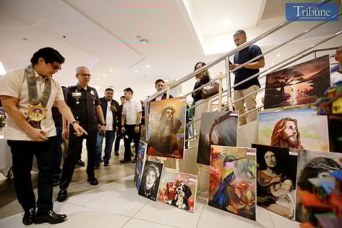 Department of the Interior and Local Government Secretary Benjamin Abalos Jr. joins daughter Charisse Abalos-Vargas and Bureau of Jail Management and Penology chief Jail Director Ruel Rivera in admiring various artworks and hand-crafted
goods created by persons deprived of liberty at the 1st National BIDA Painting, Handicraft Making and Songwriting Challenge for PDLs at the Shangri-La Plaza in Mandaluyong City on Sunday.