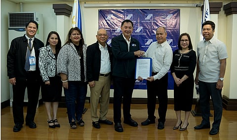 Social Security System president and CEO Rolando Ledesma Macasaet (fifth from left) and UTOL chairman of the Board and CEO Rolando Maningas (third from right) shake hands during the formal contract signing between SSS and UTOL. Also in the photo are (from left) Carlos C. Villacorta, department head III, Professional Sector Department, SSS; Atty. Victorina B. Pardo-Pajarillo, concurrent Acting Head, Account Management Group, Dept. Management III, NCR East Legal Department, SSS; Maria Rita S. Aguja, senior vice president, NCR Operations Group, SSS; Atty. Voltaire P. Agas, executive vice president, Branch Operations Sector, SSS Rosalie Maningas, UTOL general manager and Atty. Orly Ocampo, head, UTOL Legal Department.
