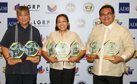 Makati City Mayor Abby Binay (center) receives the recognition from the Department of Finance’s Bureau of Local Government Finance as the top city in sustaining fiscal autonomy through local revenue sources.