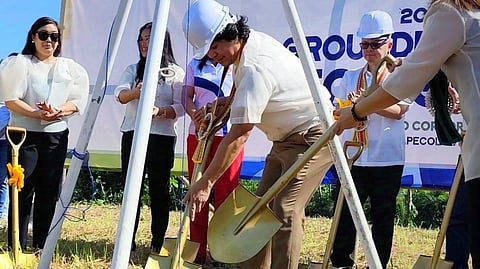 Aurora Pacific Ecozone (APECO) president and CEO Atty. Gil Taway IV ( center) and APECO chairman of the Board Atty. Anelyn Ciudada officiate the ceremonial capsule laying at APECO’s Grand Lagoon on Friday.