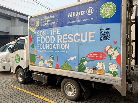 Allianz PNB Life provided SOS Philippines with a truck (right) to collect rescued food from partners and distribute these to beneficiary communities. Volunteers (above) prepare boxes of rescued food for distribution.
