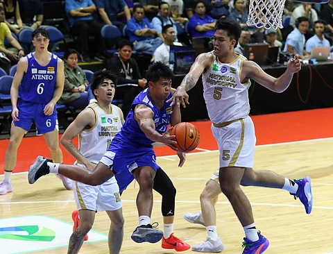 Jared Bahay barrels his way to the basket as Ateneo clips PJ Palacielo (No. 5), Ian Jojo Manansala and National University, 70-68, in the UAAP Season 87 men’s basketball tournament Sunday at the Smart Araneta Coliseum.