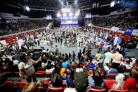 Stunt doubles, background actors, and other movie industry workers gathered at the Philsports Arena in Pasig City on Sunday, 13 October 2024, to receive government financial assistance under the AKAP program.
The event, led by MMDA Chairman Don Artes, also featured a Serbisyo caravan with booths from LTO, SSS, PAG-IBIG, and PhilHealth to provide essential services to beneficiaries.