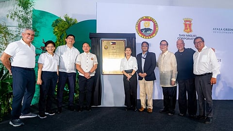 From left: Ayala Corp. chariman Jaime Augusto Zobel de Ayala, Ayala Land president and CEO Meean Dy, Department of Transportation Undersecretary Andy Ortega, Calamba City Mayor Ross Rizal, Department of Public Works and Highways Director Pelita V. Galvez, Toll Regulatory Board Executive Director Atty. Alvin Carullo, Ayala Greenfield Development Corp. Chairman Joselito Campos, Jr., San Miguel Corp. Chairman and Chief Executive Officer Ramon S. Ang, and Ayala Corporation president and CEO Cezar Consing.