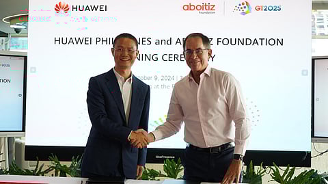 LOOK: William Hu, Vice President of Huawei Philippines (left) and Sabin Aboitiz, Chairman of Aboitiz Foundation (right), celebrate the partnership that will power and connect last-mile schools across the country through the Aboitiz Foundation’s AuroraPH Project. | Photo courtesy of Aboitiz Foundation