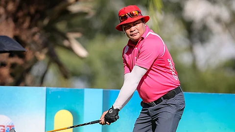 Albin Engino fires his way to a 65 to forge a tie for the leadership with Korean Hyun Ho Ro in the opening round of the ICTSI Bacolod Golf Challenge on Tuesday at the Bacolod Golf and Country Club.