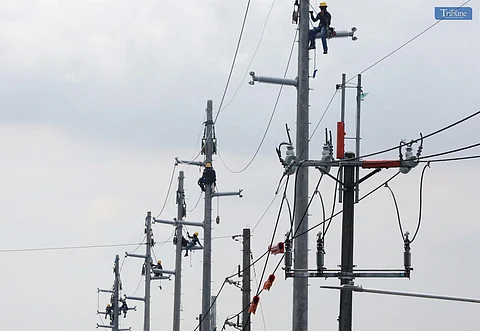 (October 17 2024)………..Meralco Industrial Engineering Services Corporation (MIESCOR) workers replaced the electrical wire at the newly installed pole on Commonwealth Avenue Brgy. Holy Spirit, Quezon City,This month, Manila Electric Company (Meralco) reduced electricity rates by P0.3587 per kWh due to lower generation costs.……..Photo/Analy Labor