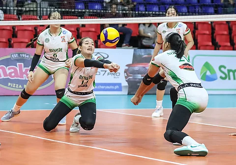 Wielyn Estoque of Saint Benilde tries to keep the ball alive during their game against San Sebastian in the Shakey’s Super League Collegiate Pre-season Championship. The Lady Blazers prevailed, 25-19, 25-18, 25-20.