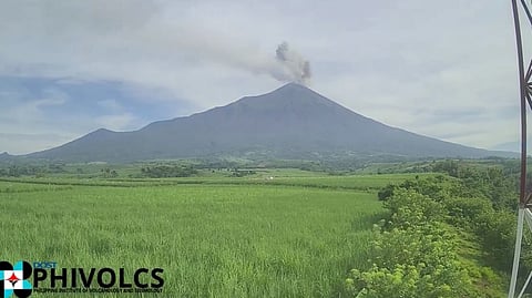 Phivolcs monitors brief episodes of gray ash over Kanlaon