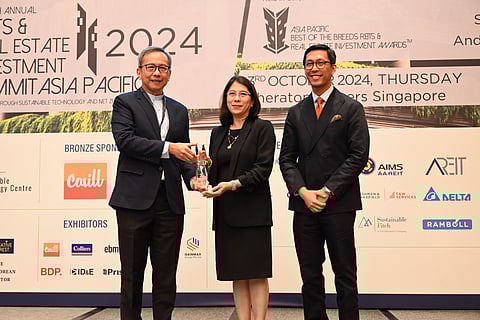 (From L-R) National University of Singapore School of Business, Department of Real Estate Professor Ong Seow Eng presents the award to former AREIT CEO and current President and CEO of AyalaLand Offices, Carol T. Mills and former AREIT Investor Relations Head and current AyalaLand Offices Strategic Leasing Division Head Michael D. Garcia AREIT triumphs at the 9th Annual REITs and Real Estate. | Photo courtesy of AREIT.