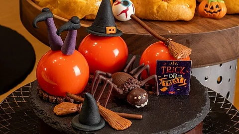 Offered as a set of three, the playful Halloween Witch’s Trio of Mini Cakes of Café Society, combines a light orange cake with the buttery Sablé Breton.