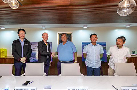 Aboitiz Construction Inc. executive director Antonio Peñalver of DICT Bulk Terminal Inc. and chairman and ANFLO Group vice chairman Ricardo Floirendo shake hands after the signing of the agreement. With them are ACI chief operating officer Ramez Sidhom, DBTI president Ricardo Lagdameo and DICT/DBTI first vice president Giovanni Pimentel.