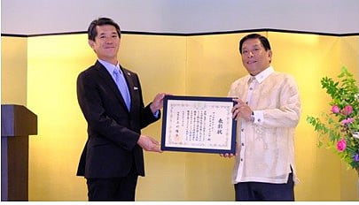 Japan Ambassador to the Philippines Endo Kazuya (left) presents the Foreign Minister’s Commendation to Dr. Fernando C. Sanchez Jr., professor and former Chancellor of the University of the Philippines Los Baños, for his contributions to promoting agricultural academic exchanges between Japan and the Philippines.