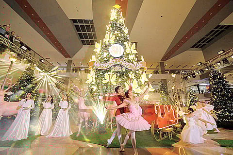The enchantment continued on 18 October at SM Lanang in Davao, where Janine Myrtel Arisola and Timothy Paul Cabrera, independent performing artists, delivered a mesmerizing ballet performance, Pas de Deux. The enchanting Christmas Forest, adorned with twinkling lights and festive decorations, provided the perfect backdrop for this captivating scene.