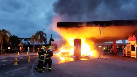 The firefighters quickly responded to the fire at the gas station, and immediately extinguished the fire.