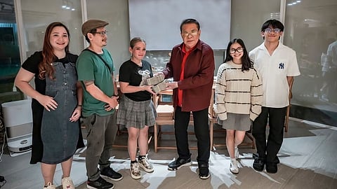 As the nation enters the Yuletide season, former Ilocos Sur Gov. Luis ‘Chavit’ Singson (middle) offers himself to be a catalyst of love and forgiveness between Olympic hero Carlos Yulo and his family in father Andrew (second from left), Angelica (third from left), Elaiza (second from right) and Eldrew (right). The Yulos have been at odds since last year. But their rift further widened when Carlos won two gold medals in the Paris Olympics. Singson said no amount of success should overshadow one’s love and respect for his family. He said forgiveness, understanding and compassion should always prevail among members of Filipino families. And with the most wonderful time of the year fast approaching, Singson stressed that the Filipinos are praying for the Yulos to hand them a gift that’s more precious than gold — the gift of unity in the family. Recently, Singson gave the Yulos a pre-Yuletide present of P1 million when the former visited the latter in his home.