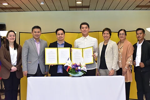 Ambassador Endo Kazuya (4th from right) shows the signed grant contracts under Japan’s Grass-Roots Human Security Projects, joined by Department of Education Secretary Juan Edgardo Angara (2nd from left) and Department of Social Welfare and Development Undersecretary Emmeline Aglipay-Villar (not in photo) on 31 October.