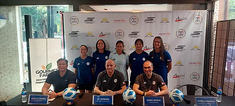 National team coach Vic Hermans (seated, middle) believes that they have what it takes to rule the ASEAN Women’s Futsal Championship starting 16 November at the Philsports Arena. Also shown are PFF president John Gutierrez (left), national team manager Danny Moran (right) and players Lani Ortillo, Jada Biciero, Mykaela Abeto, Isabella Bandoja and Catherine Graversen.