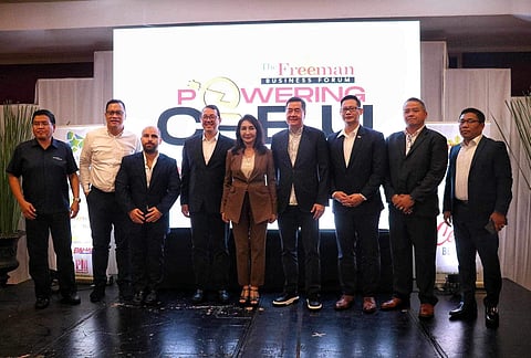 The Powering Cebu business forum was attended by (L-R) Cebu Governor Gwendolyn F. Garcia (center), Visayan Electric President & COO Raul Lucero (1st), AboitizPower Thermal Group Chief Engineering & Projects Officer Don Paulino (2nd), Philstar Media Group President & CEO Miguel Belmonte (4th), along with business leaders in Cebu.