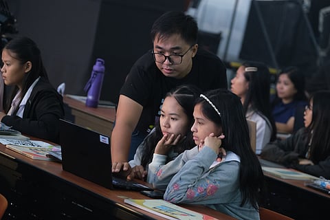 Jacob Malaguit, assistant Professor of UPLB-MSP and facilitator of DOST-SEI’s nuLab:STEM in Motion, guiding participants in completing their workshop outputs.