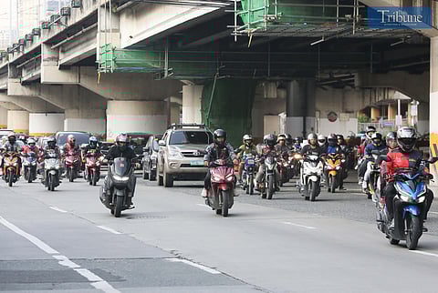 (November 08 2024)……….On (FILE PHOTO) Friday, November 8, 2024, a motorcycle rider was seen traveling along Edsa Northbound. The Land Transportation Office (LTO) announced that the shortage of security paper for motor vehicles certificate of registration has been resolved, according to LTO Chief Atty Vigor Mendoza.………..