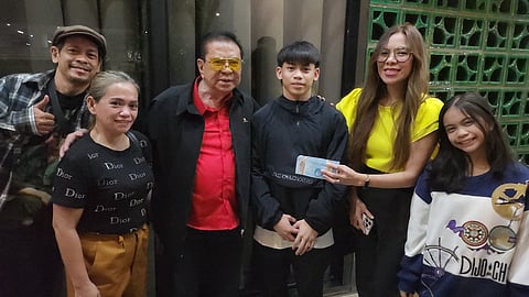 Senatorial aspirant Luis ‘Chavit’ Singson once again proves his genuine generosity by handing Karl Eldew Yulo P500,000 as incentive for winning four gold medals in the 3rd JRC Artistic Gymnastics Stars Championships in Thailand last week. Also shown are Yulo’s mother Angelica, father Andrew and sister Elaiza as well as Singson’s daughter of Ako Ilocano Ako Partylist Rep. Richelle Singson-Michael.