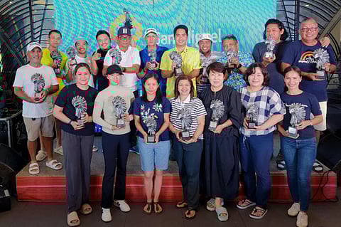 Winners of the Davao Innovation Summit Fun Golf tournament pose for posterity during the awarding rites.