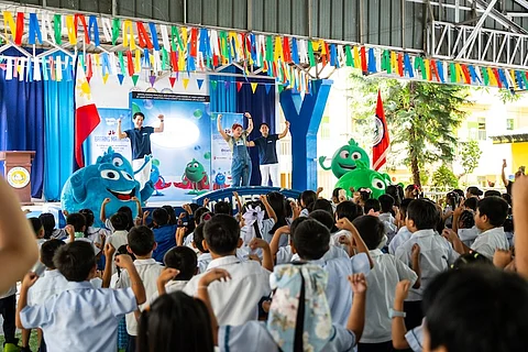 Children cheer mascots of Erceflora Probiotics and young performers of the ‘Batang Matatag’ Campaign on stage.