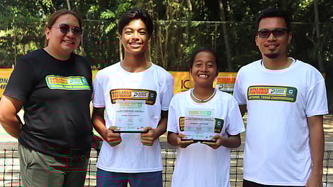 Ayl Gonzaga (second from right) smiles after posting a two-title sweep in the Dipolog City National Juniors Tennis Championships at the RGS and Mibang courts. Also shown are (from left) PPS-NTC tournament referee Karen Arellano, Pete Bandala and Dr. Ian Bandala.