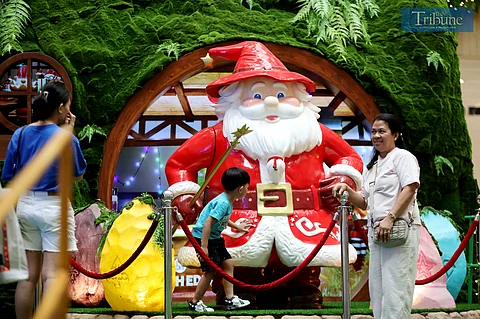 (November 21, 2024)………34 days before Christmas, Mallgoers enjoy taking photos and selfies at the Christmas display at SM North Edsa on Thursday, November 21, 2024,……….Photo/Analy Labo