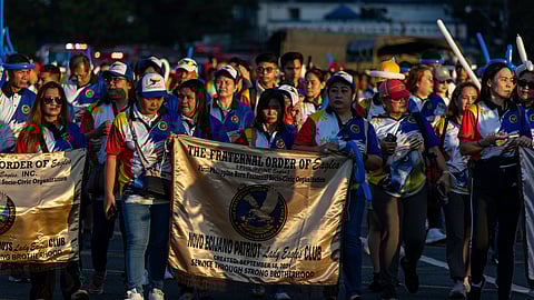 Manila Mayor Honey Lacuna (center) speaks with Alay-Lakad chairperson Joaquin ‘Jackie’ Rodriguez before the kickoff of the event on Sunday. Seated beside Lacuna is Manila Vice Mayor Yul Servo.