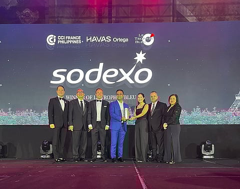 Sodexo managing director Paul Debaprateem (4th from right) receives the Le Trophee Bleu Award for the Planet category from Elise D. Veloso, sustainability director of Jollibee Foods Corp. and one of the LTBA judges. With them are (from left) CCI France Philippines officials — president Jacques Christophe Branelle, director and vice president for communications Jos Ortega and managing director Kevin Charuel — and two members of the Sodexo Philippines’ country leadership team.