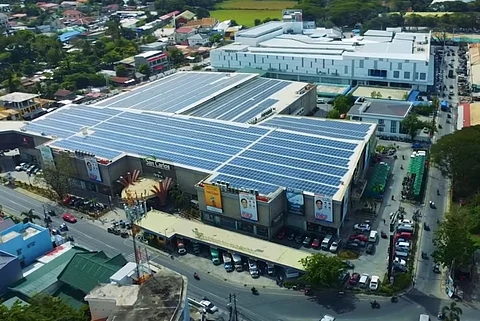 Solar panels on the roof of Magic Mall San Carlos. The project aims to generate approximately 983,690 kilowatt-hours of clean energy annually.