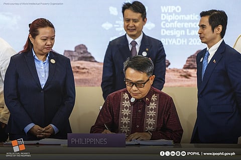 IPOPHL director general Atty. Rowel Barba signs the Riyadh Design Law Treaty last 22 November in Saudi Arabia.