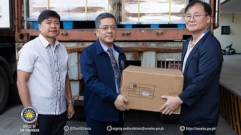 Comelec Chairperson George Garcia (middle) and Miru Systems Vice President Ken Cho (right)