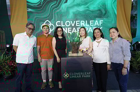 The pour-over art symbolizes the confluence of art and nature. In this photo: Mr. John R. Estacio (AVP and Estate
Development Head), TRNZ (Artist), Ms. Mia Quimpo (Head of Planning, Innovation and Design), Ms. Chrissy Roa
(Group Head of Marketing and Communications for Ayala Land Corporate and Estates), Engr. Tess Mercado and
Arch. Mary Ann Tecson (Parks and Development and Administration of Quezon City).