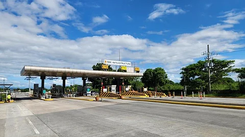The South Luzon Expressway toll gate at the Eton entry is equipped with both an ALPR camera and an RFID scanner, enabling faster and smoother barrier-less toll processing.