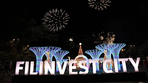 Filinvest City’s newest events stage ‘The Tree’ in Alabang brightened on Thursday, signaling the dazzling holiday with the lined-up festivities throughout December.