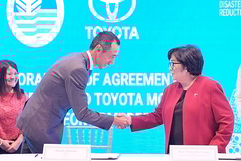 At the signing of mobility sponsorship agreement between Toyota Motor Philippines Corporation and the Department of Environment and Natural Resources, co-chair of the APMCDRR’s Philippine inter-agency committee. In photo are TMP president Masando Hashimoto and DENR Secretary Maria Antonia Yulo-Loyzaga.