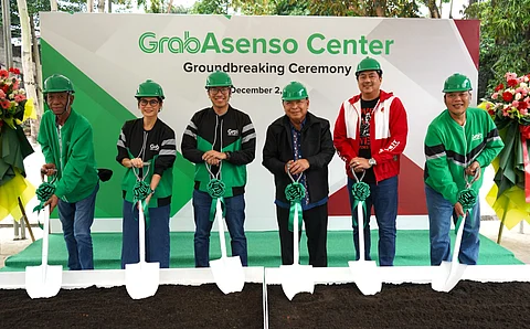 Transportation Secretary Jaime Bautista (fourth from left) joined Grab Philippines Country head Ronald Roda (third from left) in the groundbreaking of the Grab Asenso Center, the company’s livelihood facility. With them are (from left) four-wheel driver-partner Ninoy Mupas, Grab Philippines director for public affairs Booey Bonifacio, Roda, Bautista, MOVE IT general manager Wayne Jacinto, and two-wheel delivery-partner Allan Carillo.