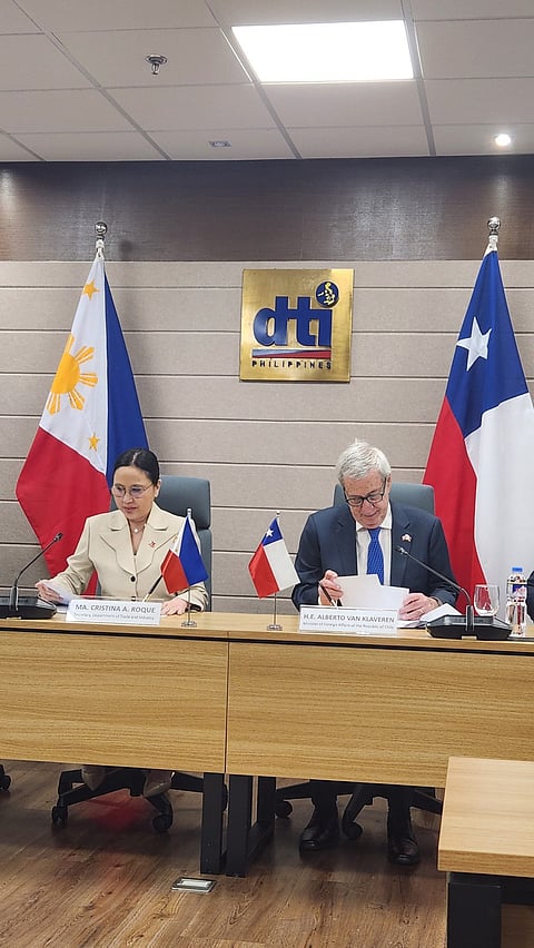 Trade and Industry Secretary Cristina Roque (left) and Chile Minister of Foreign Affairs Alberto van Klaveren sign the joint statement to launch formal negotiations for a Comprehensive Economic Partnership Agreement.