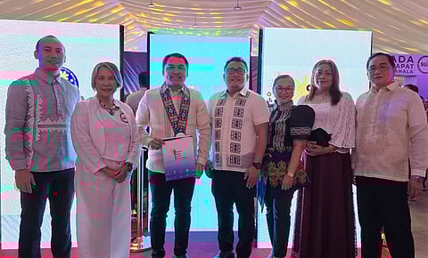 TWO IN A ROW—Sarangani Governor Rogelio Pacquiao (3rd from left) together with his provincial officials shows the SGLG Marker that Sarangani Province recently won. The said award is the second consecutive SGLG since 2023.