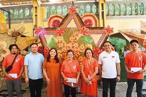 Sen. Cynthia A. Villar, Sen. Mark Villar, and Deputy Speaker Camille
Villar, together with Councilor Carlo Aguilar, posed with the winners
of the 18th Las Piñas Parol Festival’s Parol Making Contest. The
annual event featured the Parol Making Contest, with participants
from the 'Samahan ng Magpaparol ng Las Piñas.' Luzviminda
Gallardo (center) won first prize while Glecy Dela Cruz (extreme left)
took second prize, and Richard Loverez (extreme right) claimed third
prize .